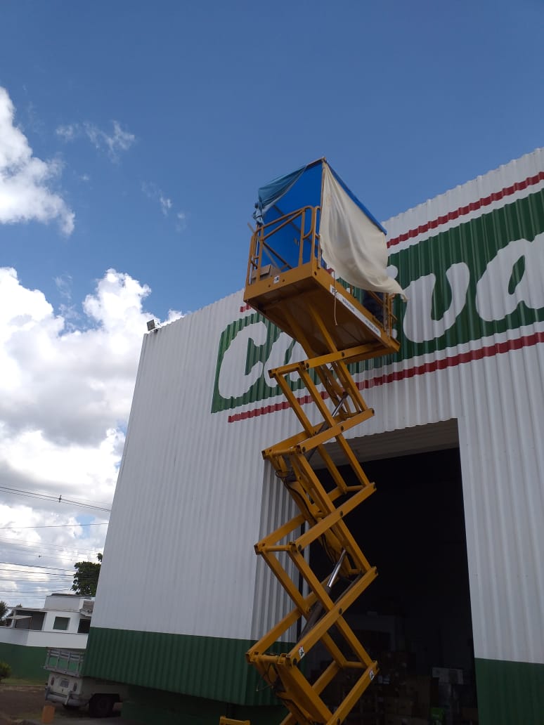 Equipe da Ribeiro Pinturas realizando pintura predial, industrial e comercial em Londrina e região