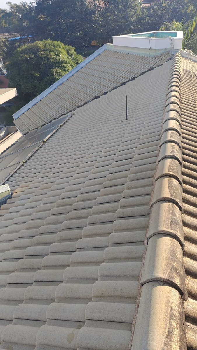 Impermeabilização e pintura fina de telhado residencial com telhas de concreto