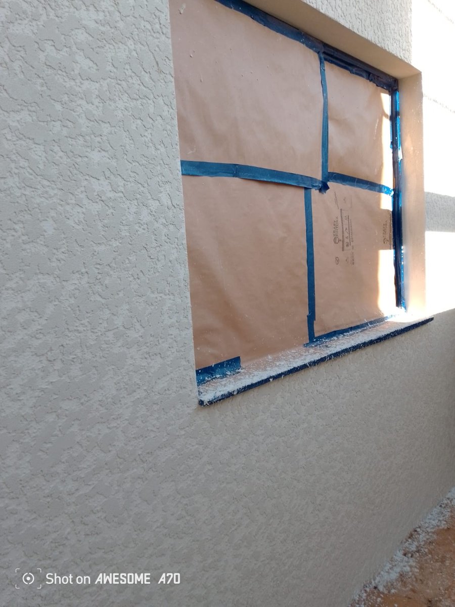 Pintor predial executando descida para pintura externa vertical