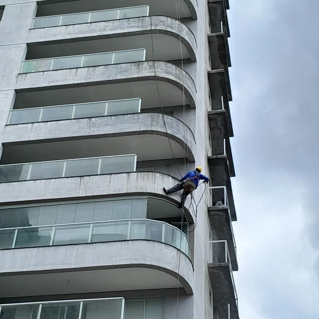 Edifício residencial encardido e manchado antes do tratamento e pintura