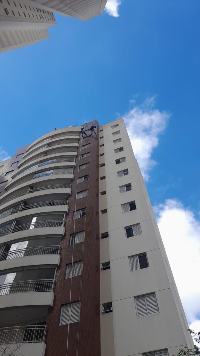 Edifício residencial totalmente limpo, restaurado e pintado sob céu azul