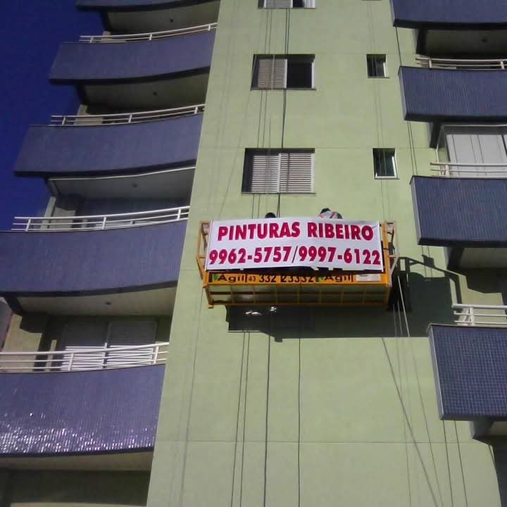 Andaime com a faixa oficial de divulgação da Pinturas Ribeiro na obra