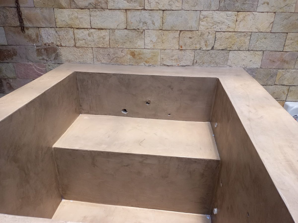 Banheira de hidromassagem finalizada com textura cimento queimado bege