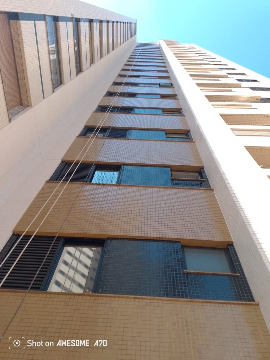Equipe de pintores trabalhando em andaime suspenso (balancim) com EPI
